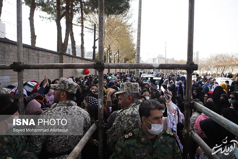 تصاویری از جلوگیری از ورود زنان به ورزشگاه امام رضا